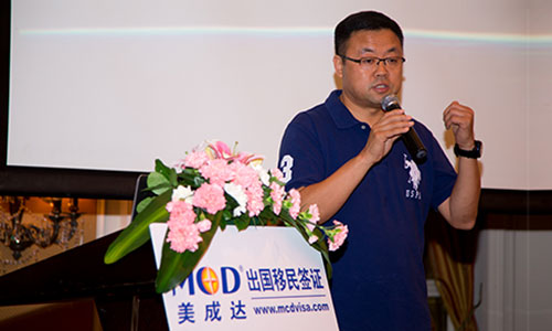 陈先生在bsports成立16周年VIP客户答谢宴会上分享移民历程